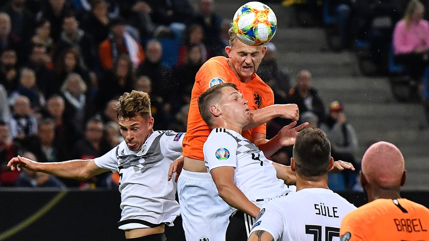 Matthijs de Ligt gewinnt das Kopfballduell gegen die DFB-Spieler Kimmich (l.) und Ginter: Die Abwehr der Niederländer wirkte deutlich stabiler.