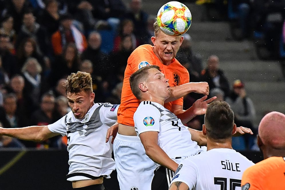 Matthijs de Ligt gewinnt das Kopfballduell gegen die DFB-Spieler Kimmich (l.) und Ginter: Die Abwehr der Niederländer wirkte deutlich stabiler.