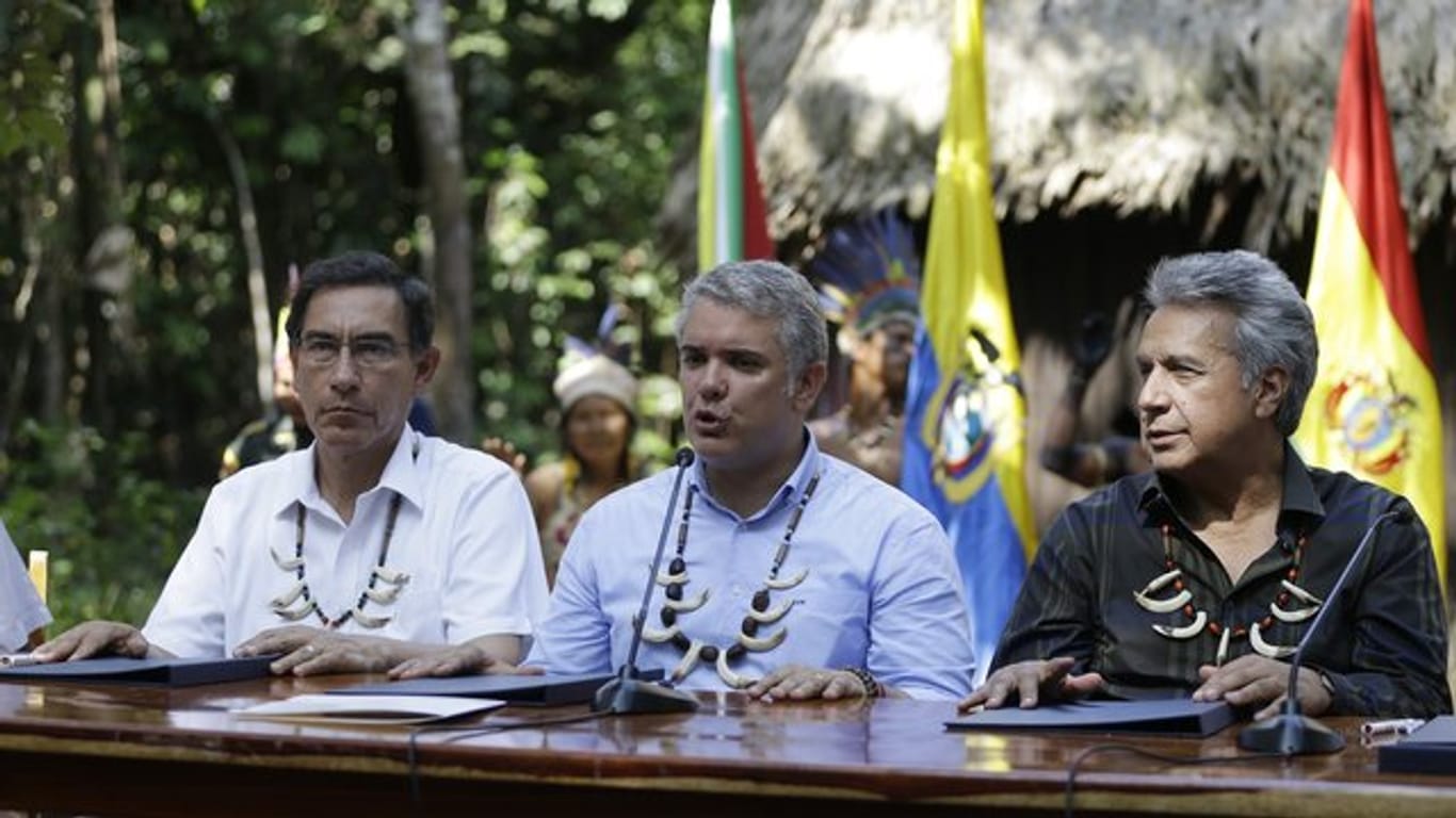 Kolumbiens Präsident Ivan Duque zwischen seinem Amtskollegen aus Peru, Martin Vizcarra (l), und Ecuadors Präsident Lenin Moreno.
