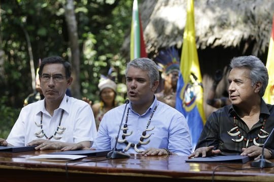 Kolumbiens Präsident Ivan Duque zwischen seinem Amtskollegen aus Peru, Martin Vizcarra (l), und Ecuadors Präsident Lenin Moreno.