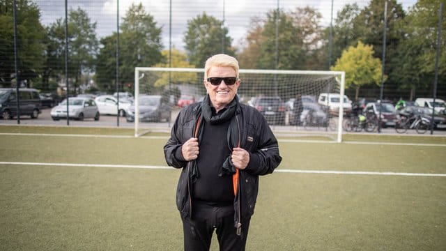 Schlagerstar Heino ist Ehrenmitglied des Fußballvereins Schwarz Weiß 06 Düsseldorf. Schlagerstar Heino ist Ehrenmitglied des Fußballvereins Schwarz Weiß 06 Düsseldorf.
