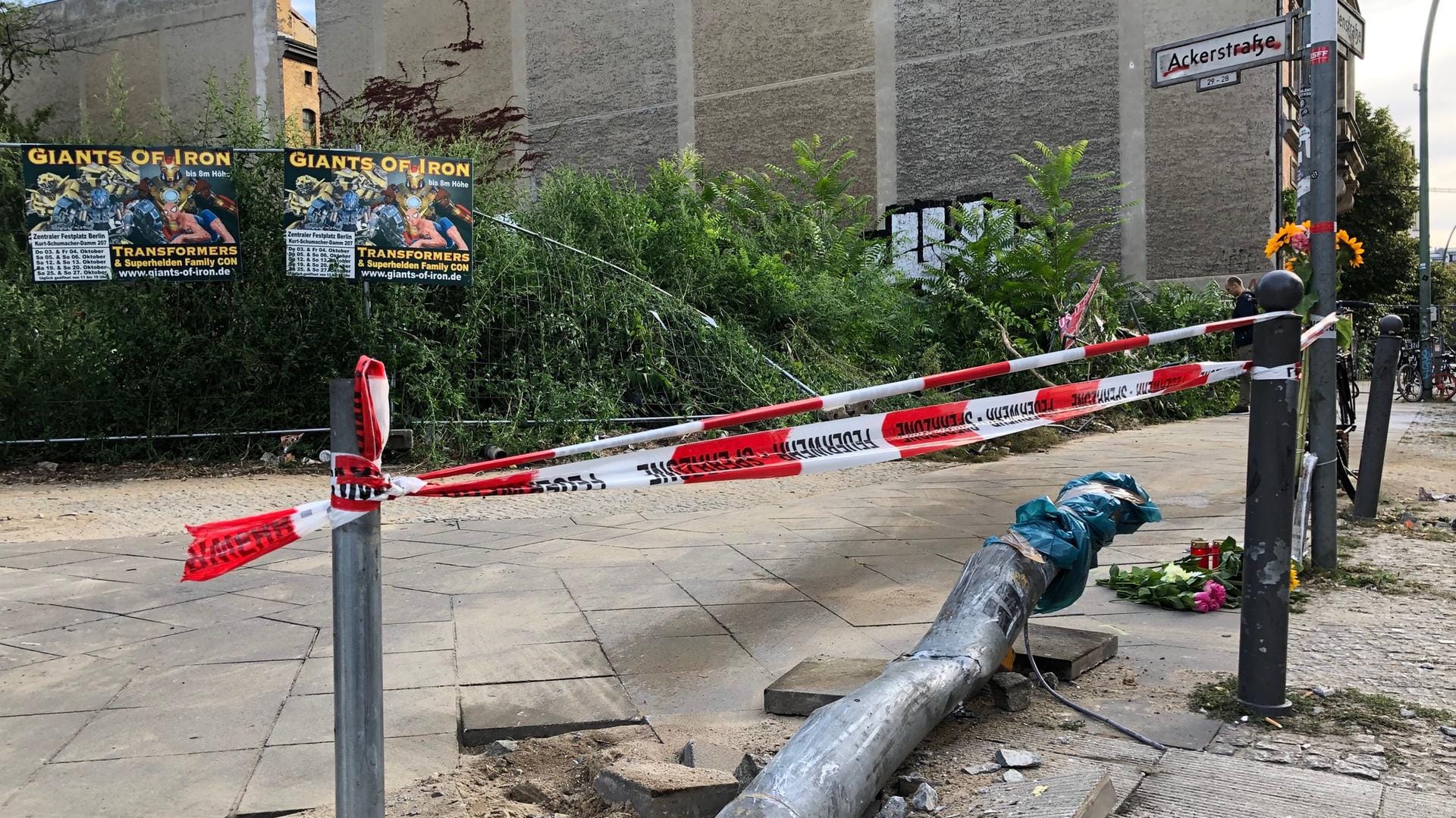 Die Unfallstelle: Die Ampel zerstört, Blutspuren sind auf dem Boden zu sehen.