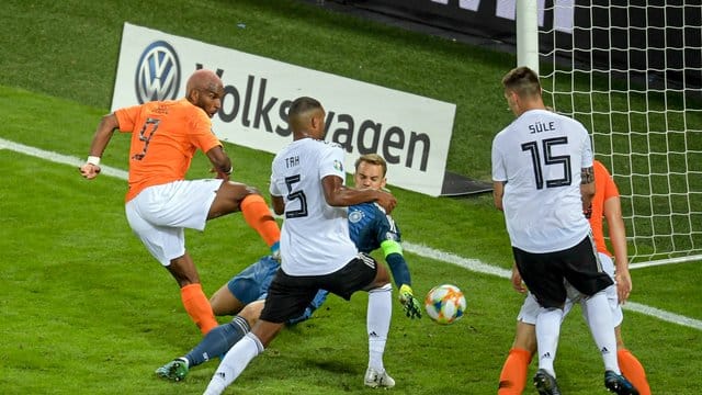 Falsches Gehäuse: Jonathan Tah traf per Eigentor zum 1:1 für die Niederlande. Falsches Gehäuse: Jonathan Tah traf per Eigentor zum 1:1 für die Niederlande.