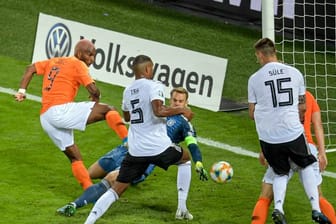 Falsches Gehäuse: Jonathan Tah traf per Eigentor zum 1:1 für die Niederlande.