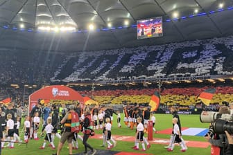 Die Choreo vor der Partie: In der Fankurve ist deutlich "Volley" zu lesen.