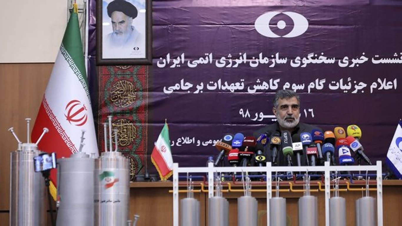 Der Sprecher der iranischen Atomorganisation, Behrus Kamalwandi, bei einer Pressekonferenz in Teheran.