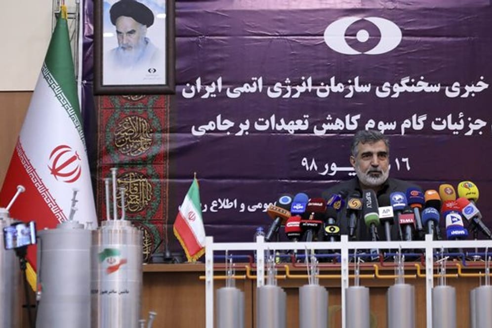 Der Sprecher der iranischen Atomorganisation, Behrus Kamalwandi, bei einer Pressekonferenz in Teheran.