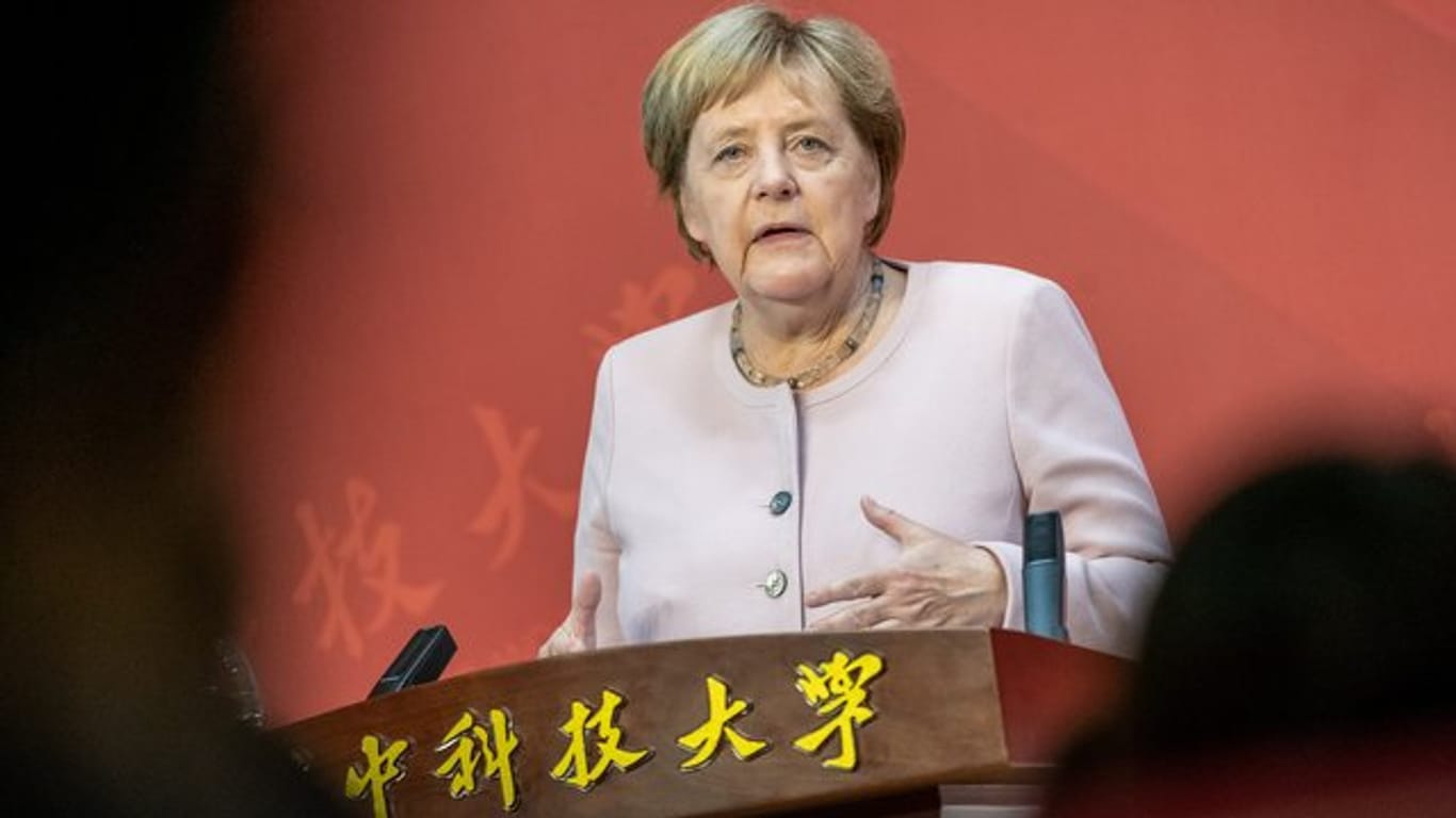 Bundeskanzlerin Angela Merkel spricht an der Huazhong Universität in Wuhan vor Studierenden.