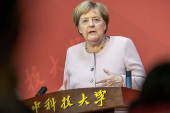 Bundeskanzlerin Angela Merkel spricht an der Huazhong Universität in Wuhan vor Studierenden.