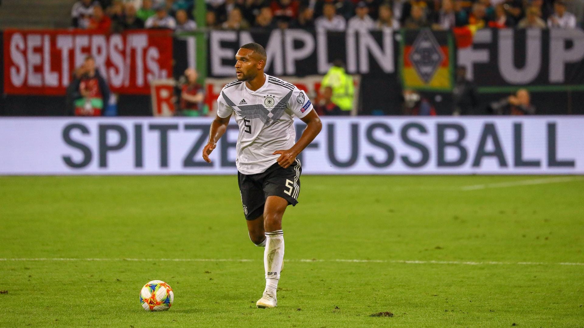 Hatte einen schweren Stand gegen die niederländischen Offensivspieler: Jonathan Tah.