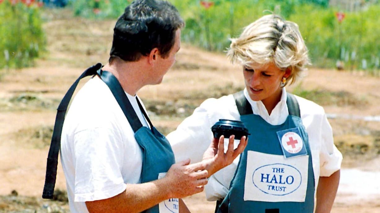 Diana besucht 1997 den "Halo Trust" in Angola.