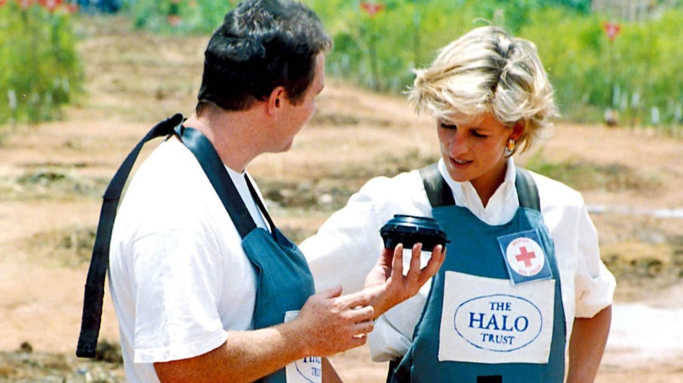 Diana besucht 1997 den "Halo Trust" in Angola.
