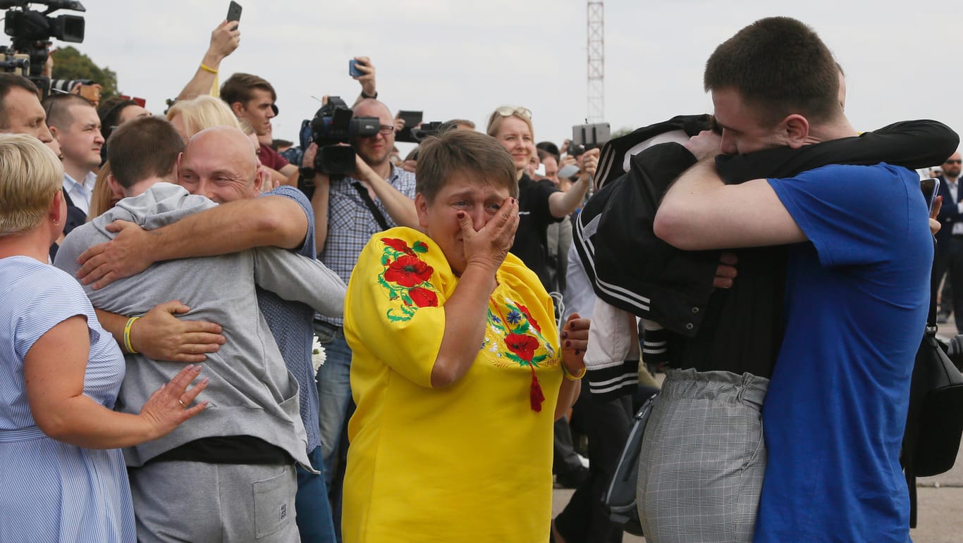 Ukrainisch-russischer Gefangenenaustausch: 35 ukrainische Inhaftierte landen am Flughafen von Kiew.