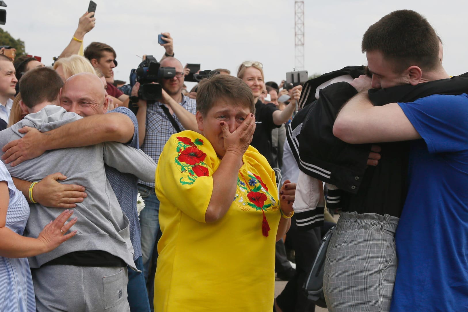 Ukrainisch-russischer Gefangenenaustausch: 35 ukrainische Inhaftierte landen am Flughafen von Kiew.