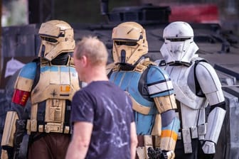 Als Sandtrooper verkleidete Mitglieder des Legion501 beobachten einen Besucher des Fanprojekts "Outpost One" mit Nachbildungen aus "Star Wars"-Filmen.
