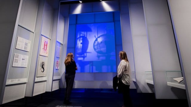 Der Schatten des Licht-Raum-Modulators von László Moholy-Nagy wird im neuen Bauhaus Museum in Dessau inszeniert. Der Schatten des Licht-Raum-Modulators von László Moholy-Nagy wird im neuen Bauhaus Museum in Dessau inszeniert.