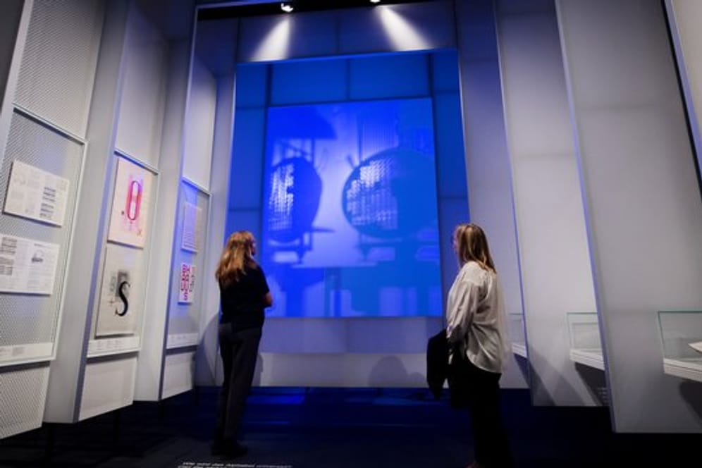 Der Schatten des Licht-Raum-Modulators von László Moholy-Nagy wird im neuen Bauhaus Museum in Dessau inszeniert.
