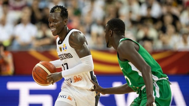Die deutschen Basketballer um Dennis Schröder (l) gewannen gegen Senegal. Die deutschen Basketballer um Dennis Schröder (l) gewannen gegen Senegal.