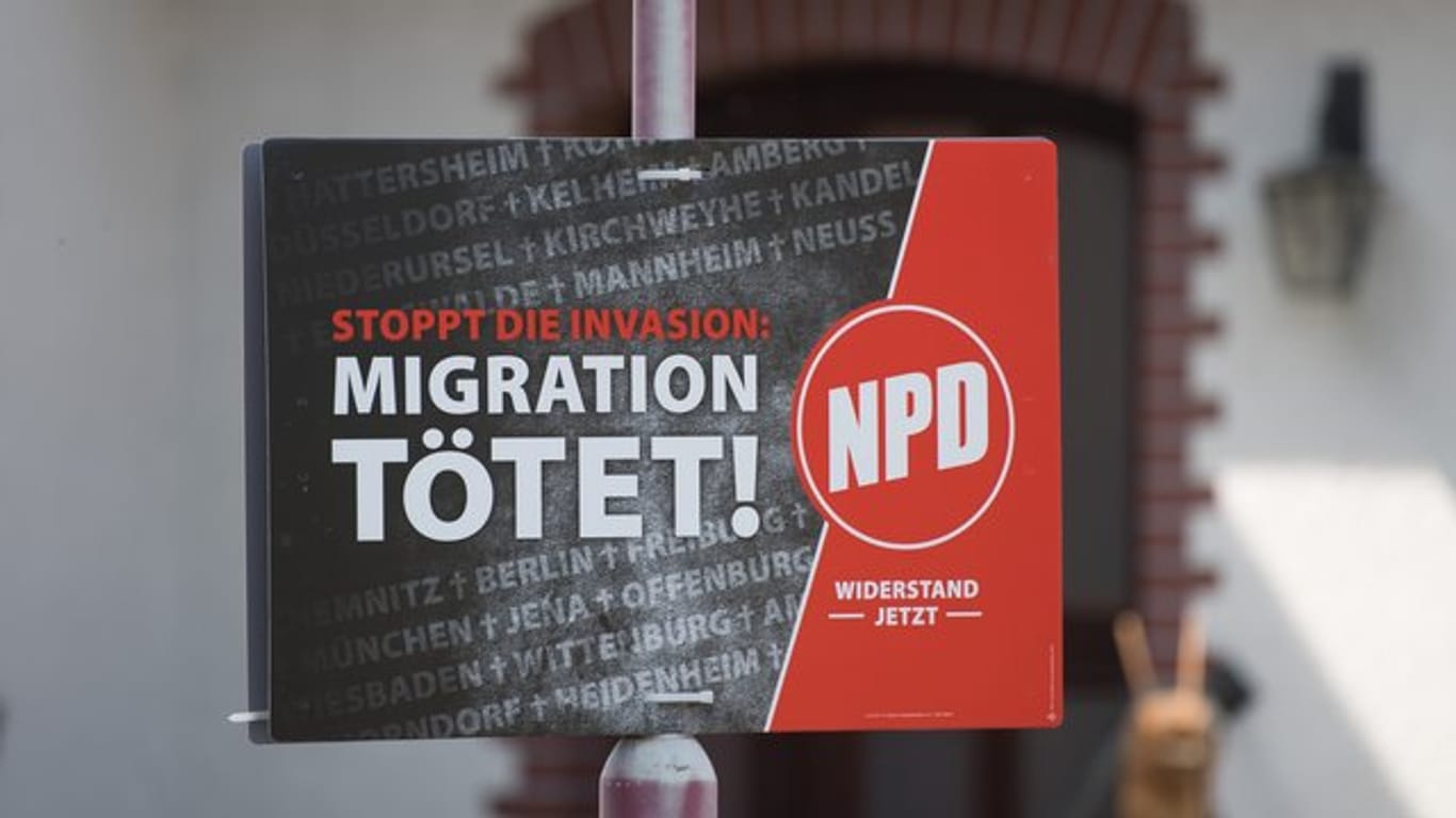 Ein Wahlplakat der NPD: Im hessischen Altenstadt ist jetzt ein NPD-Vertreter mit den Stimmen CDU, SPD und FDP einstimmig an die Gemeindespitze gewählt worden.