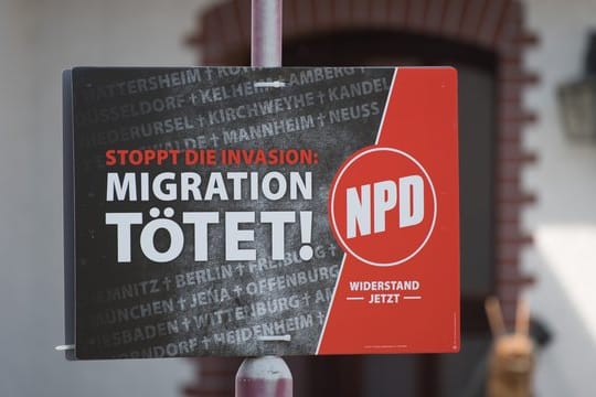 Ein Wahlplakat der NPD: Im hessischen Altenstadt ist jetzt ein NPD-Vertreter mit den Stimmen CDU, SPD und FDP einstimmig an die Gemeindespitze gewählt worden.