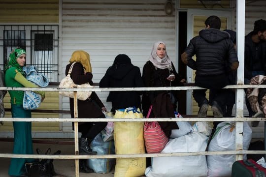 Syrische Migranten warten darauf, im türkischen Flüchtlingslager Kilis aufgenommen zu werden.