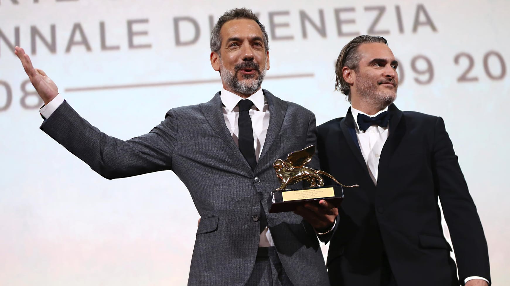 Regisseur Todd Phillips (l) hält neben Schauspieler Joaquin Phoenix den Goldenen Löwen in der Hand.