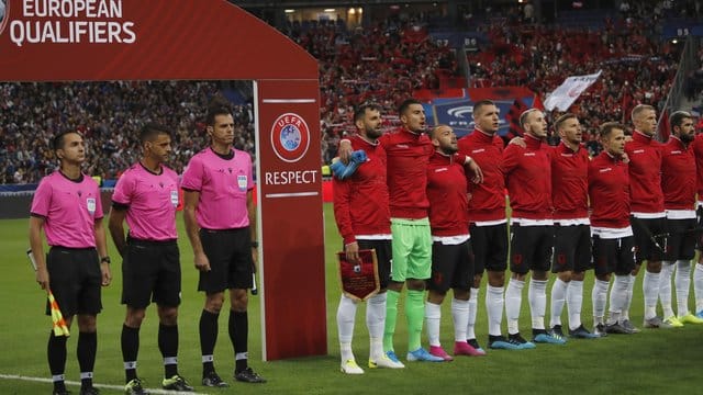 Die albanische Nationalmannschaft musste etwas warten, bis sie die richtige Hymne singen durfte. Die albanische Nationalmannschaft musste etwas warten, bis sie die richtige Hymne singen durfte.