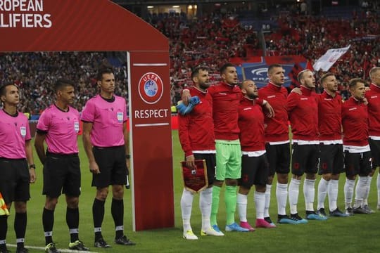 Die albanische Nationalmannschaft musste etwas warten, bis sie die richtige Hymne singen durfte.