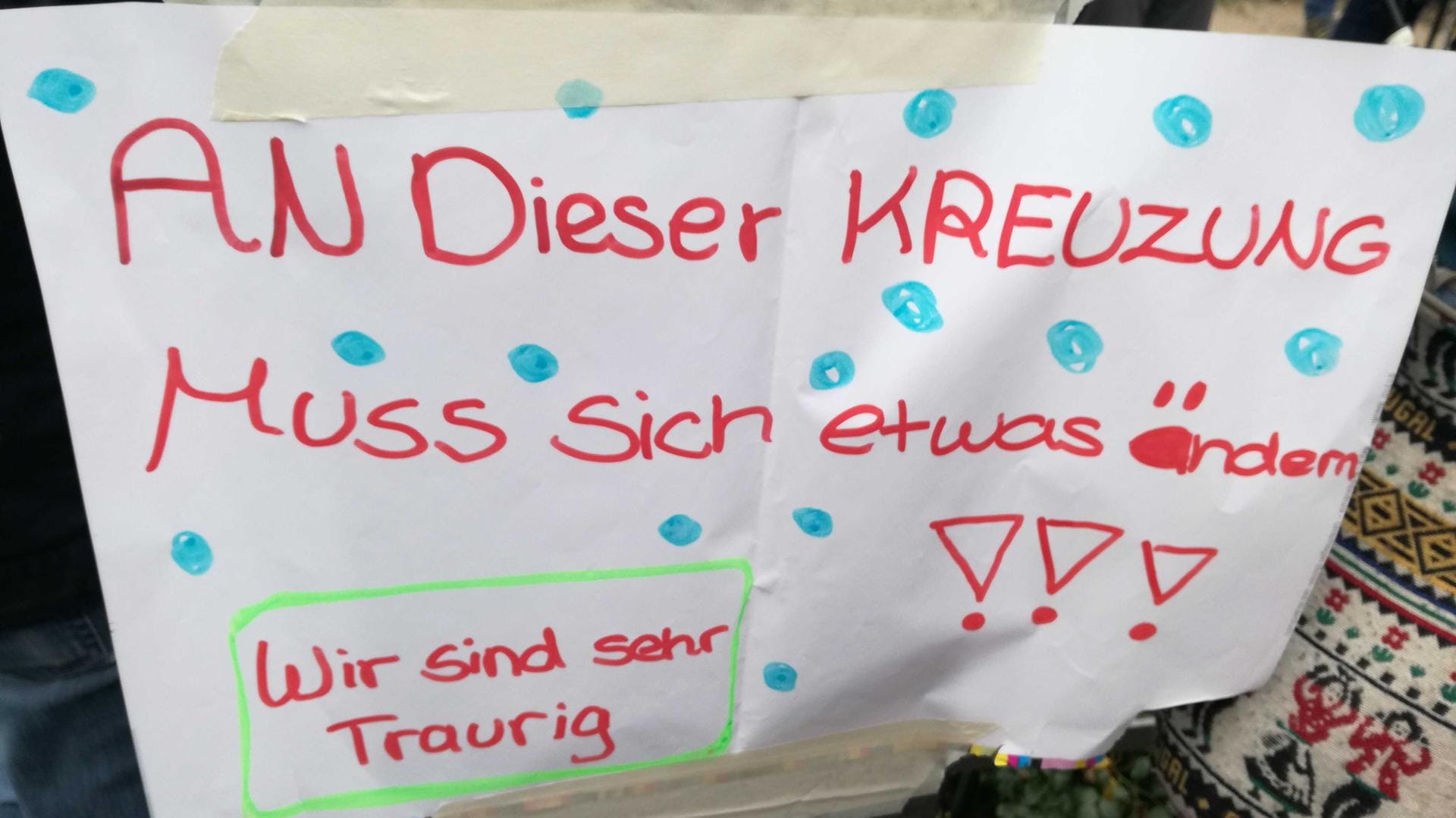 Trauer in Berlin: An der Kreuzung Invalidenstraße, Ackerstraße starben vier Menschen bei einem schweren Verkehrsunfall.