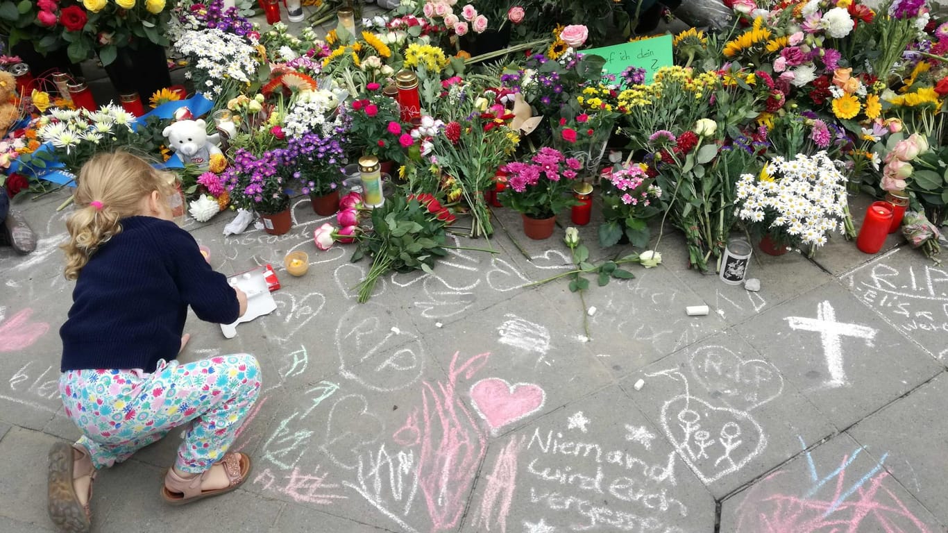 "Niemand wird euch vergessen": Gedenken an die Opfer des schweren Unfalls in Berlin-Mitte.