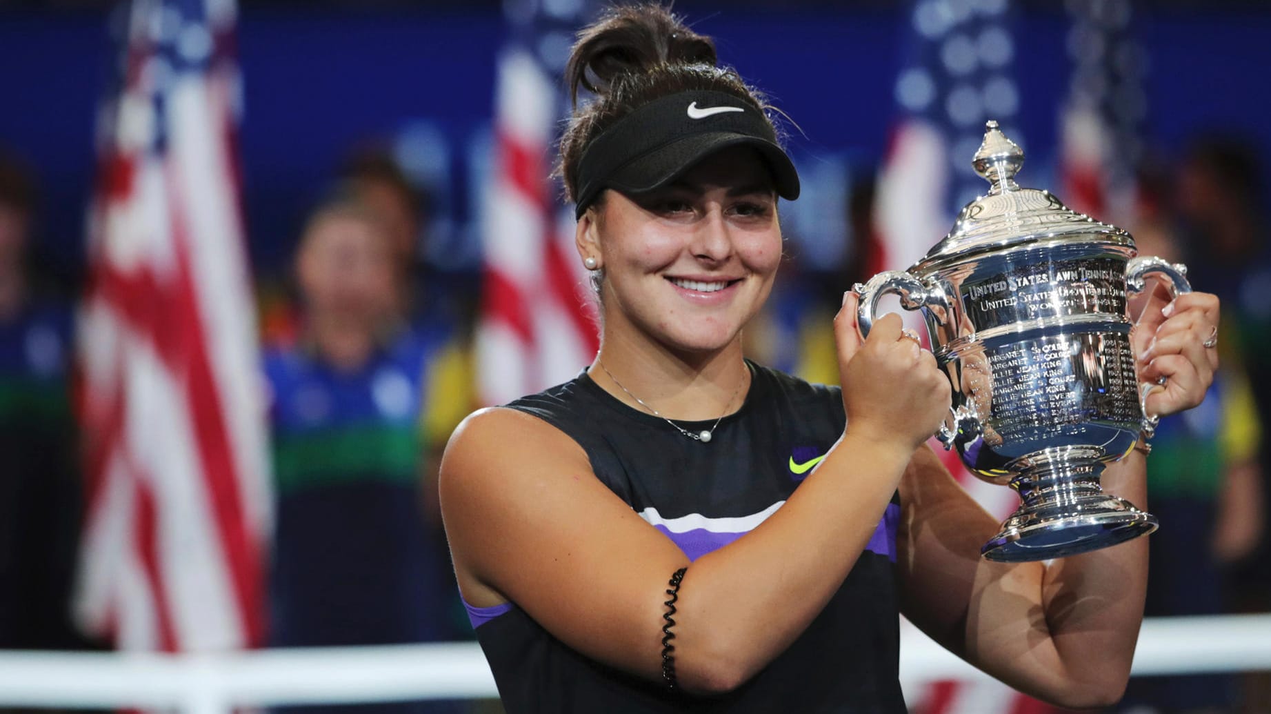 Bianca Andreescu posiert mit der Siegertrophäe nach ihrem Zweisatzsieg gegen Serena Williams.