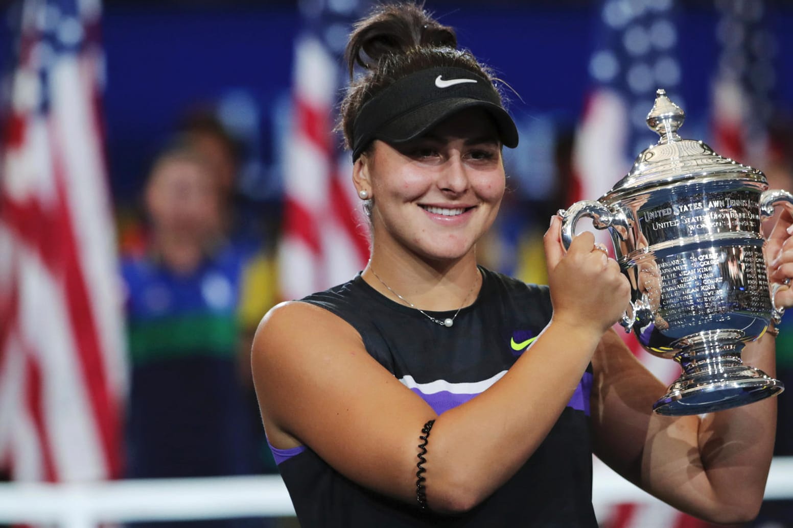 Bianca Andreescu posiert mit der Siegertrophäe nach ihrem Zweisatzsieg gegen Serena Williams.