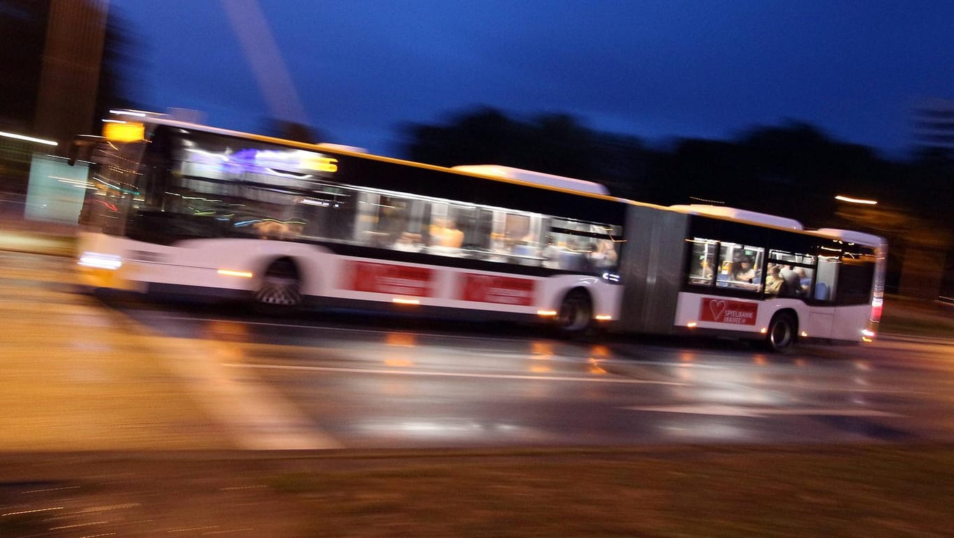 Ein Linienbus in Wiesbaden (Symbolfoto): Es entstand ein Sachschaden von 120.000 Euro.