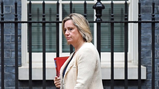 Amber Rudd verlässt nach einer Kabinettssitzung 10 Downing Street.