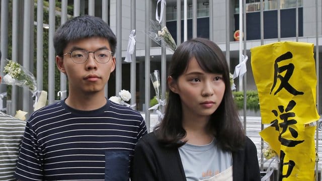 Joshua Wong (l) und Agnes Chow wird vorgeworfen, andere zur Teilnahme an einer illegalen Versammlung in Hongkong am 21. Joshua Wong (l) und Agnes Chow wird vorgeworfen, andere zur Teilnahme an einer illegalen Versammlung in Hongkong am 21.