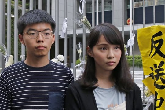Joshua Wong (l) und Agnes Chow wird vorgeworfen, andere zur Teilnahme an einer illegalen Versammlung in Hongkong am 21.