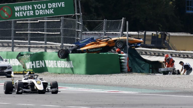 Der Moment nach dem Unfall: Das Auto des australischen Formel-3-Piloten Alex Peroni.