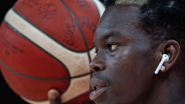 Dennis Schröder ist der Star der deutschen Basketballer.