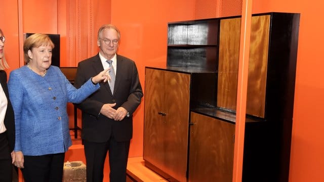 Reiner Haseloff (CDU, l), Ministerpräsident von Sachsen-Anhalt, und Bundeskanzlerin Angela Merkel (CDU) machen einen kleinen Rundgang durchs neue Bauhaus Museum in Dessau. Reiner Haseloff (CDU, l), Ministerpräsident von Sachsen-Anhalt, und Bundeskanzlerin Angela Merkel (CDU) machen einen kleinen Rundgang durchs neue Bauhaus Museum in Dessau.