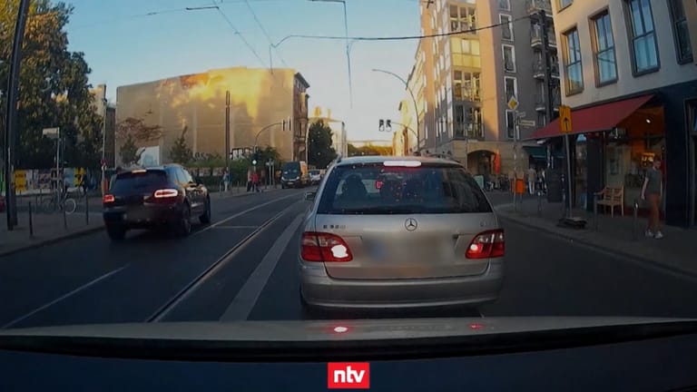 Screenshot von n-tv: Das mit einer sogenannten Dashcam aufgenommene Video soll den tödlichen Unfall zeigen.