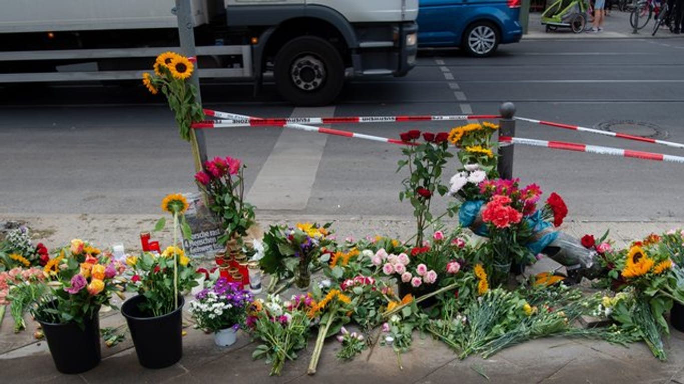 Blumen an der Stelle in Berlin-Mitte, an der bei einem Unfall mit einem SUV vier Menschen gestorben sind.