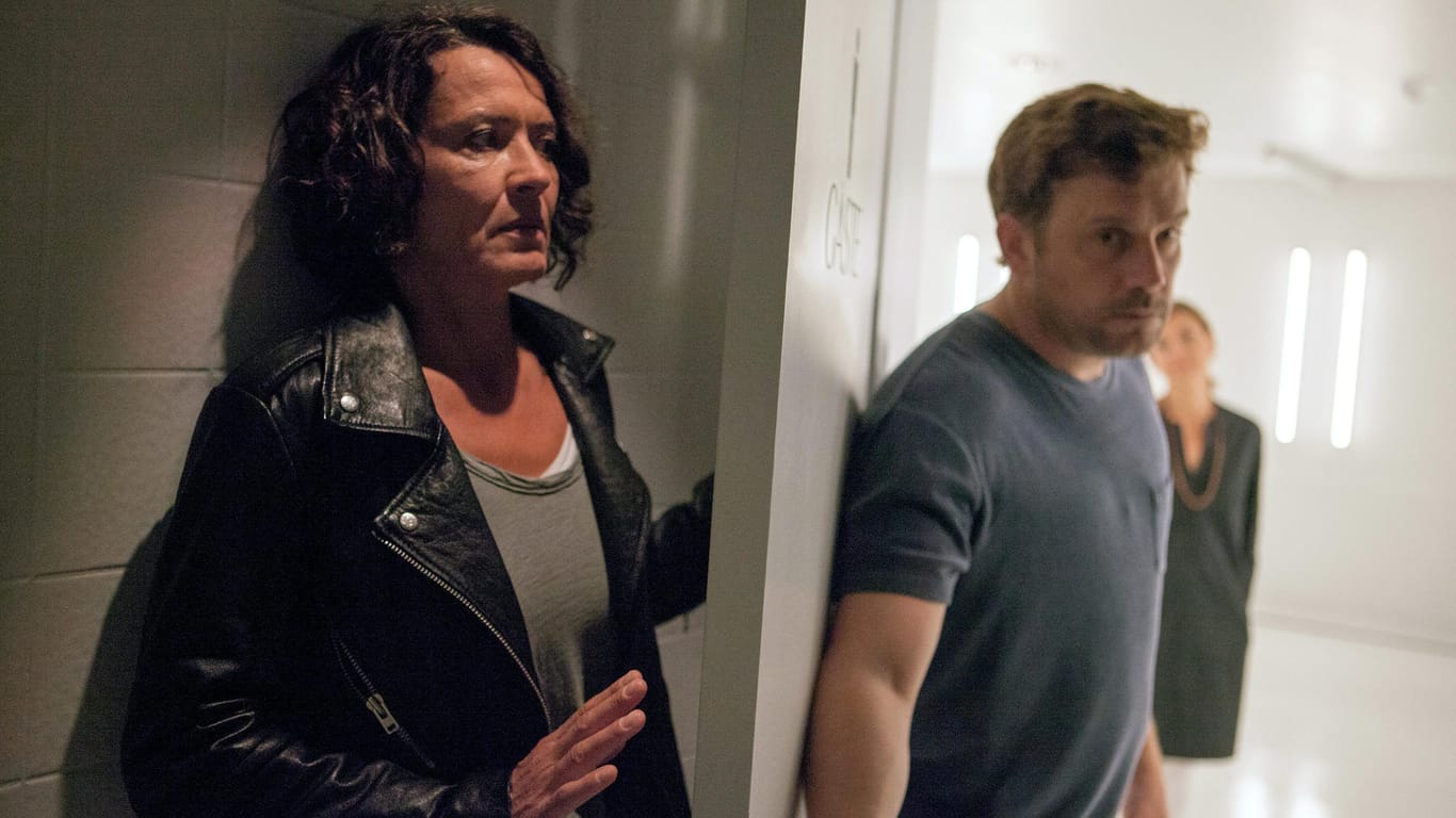 Lena Odenthal (Ulrike Folkerts) will auf keinen Fall von Prof. Bordauer (Sebastian Bezzel) und seiner Assistentin Malina (Dominique Chiout) beim Spionieren ertappt werden.