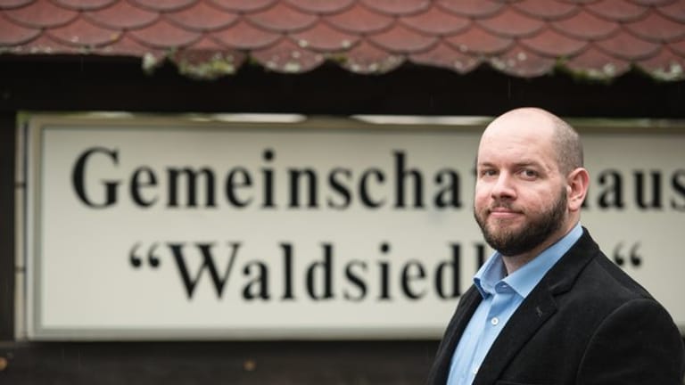Stefan Jagsch (NPD), Ortsvorsteher von Altenstadt-Waldsiedlung, vor dem Gemeinschaftshaus des Ortsteils.