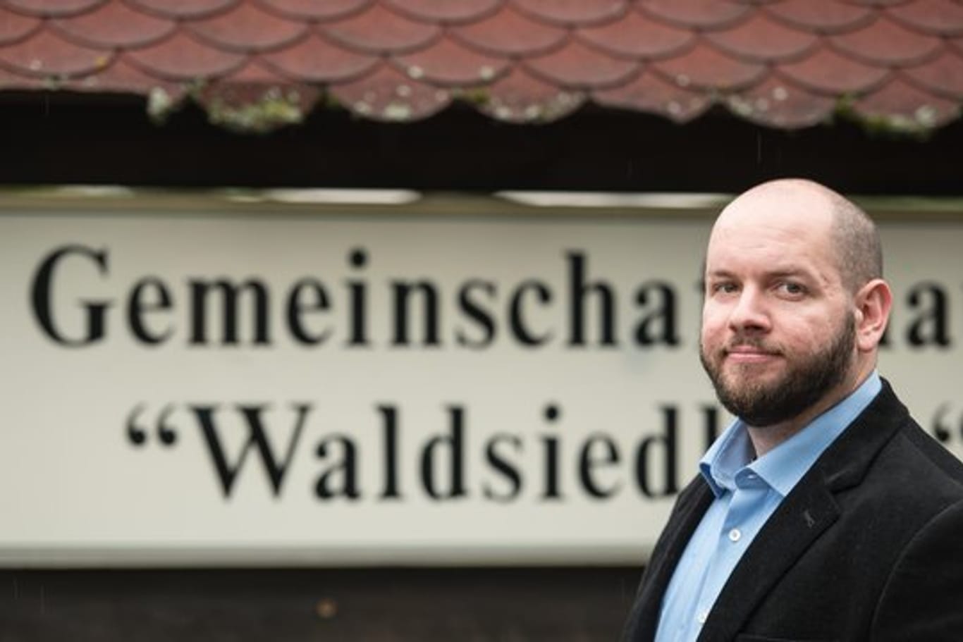 Stefan Jagsch (NPD), Ortsvorsteher von Altenstadt-Waldsiedlung, vor dem Gemeinschaftshaus des Ortsteils.