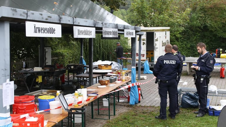 Polizisten auf dem sogenannten "Backesfest" in Freudenberg: An einem Essensstand soll es zu der Explosion gekommen sein.