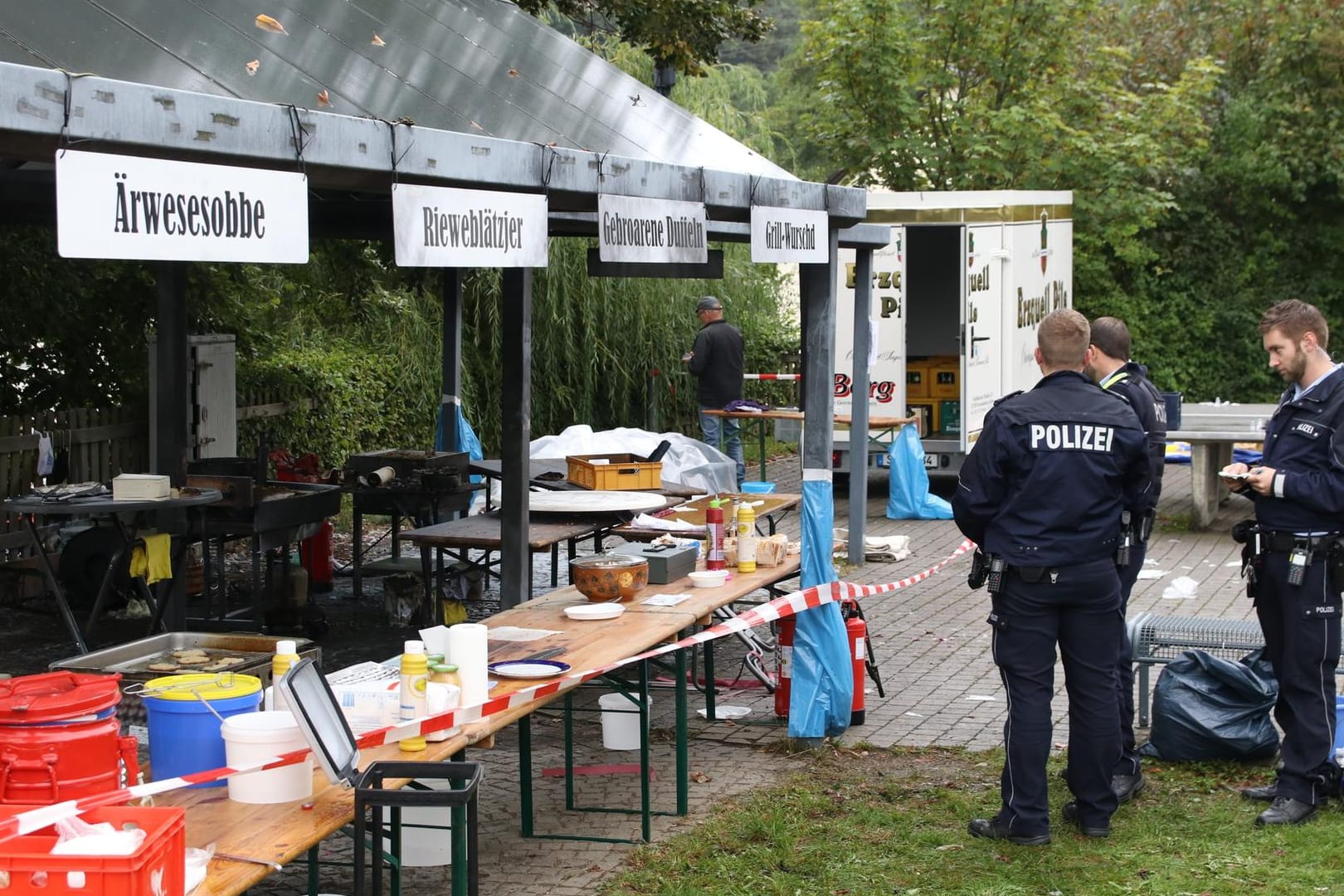 Polizisten auf dem sogenannten "Backesfest" in Freudenberg: An einem Essensstand soll es zu der Explosion gekommen sein.