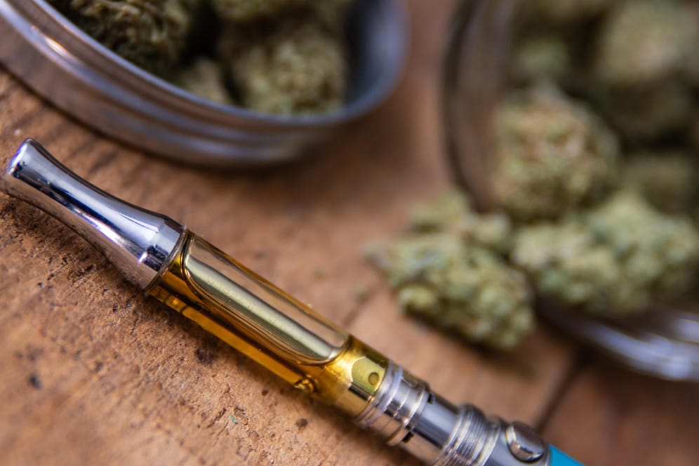 THC-Öl-Konzentrat in einer E-Zigarette: Viele der Betroffenen hatten Liquids mit dem psychoaktiven Cannabis-Wirkstoff THC konsumiert.
