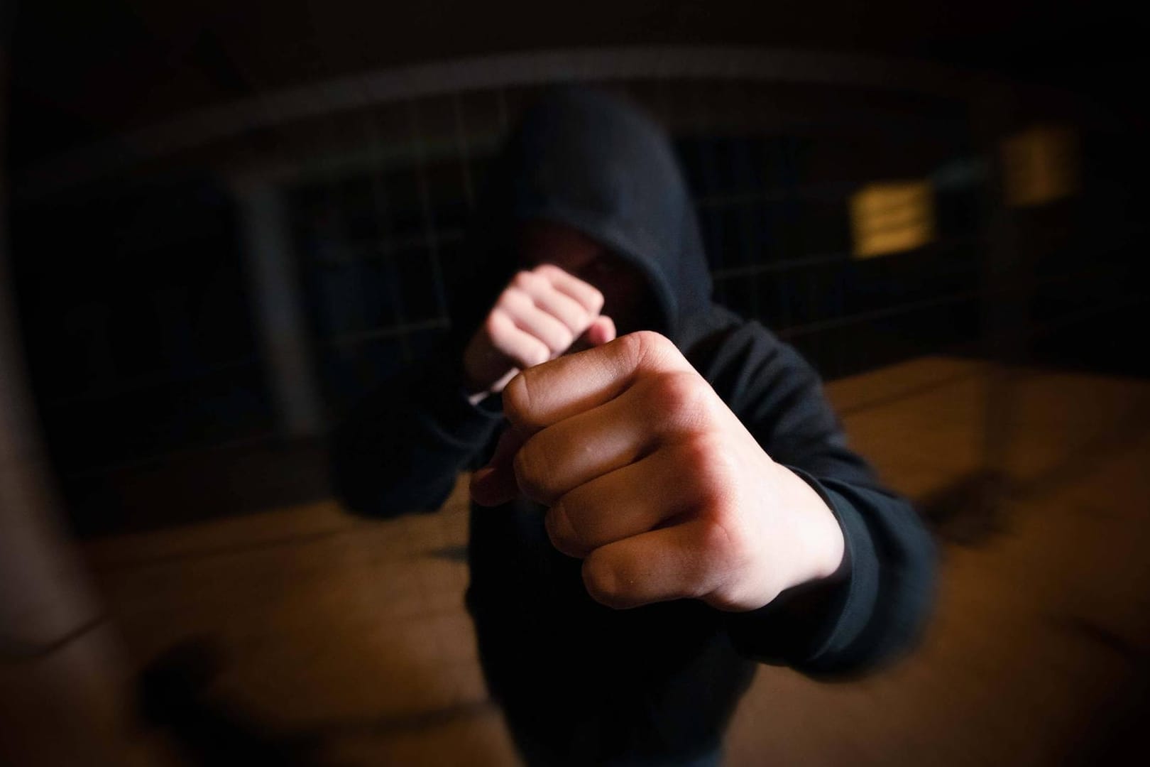 Ein vermummter Räuber: Der unbekannte Angreifer in Düsseldorf hatte keinen Erfolg bei seinem versuchten Überfall einer 25-Jährigen. (Symbolbild)