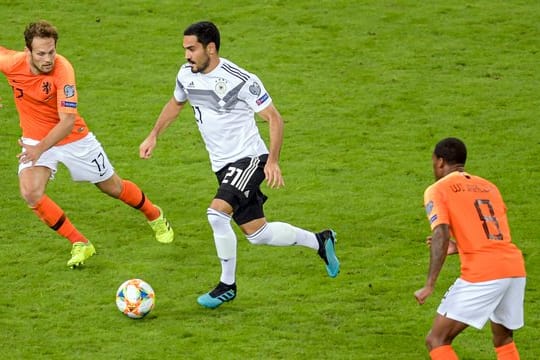 Gündogan (M) fällt im EM-Qualifikationsspiel gegen Noprdirland krankheitsbedingt aus.