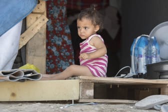 Ein Kleinkind in einem Flüchtlingslager auf Lesbos: Die Lager sind chronisch überbelegt.